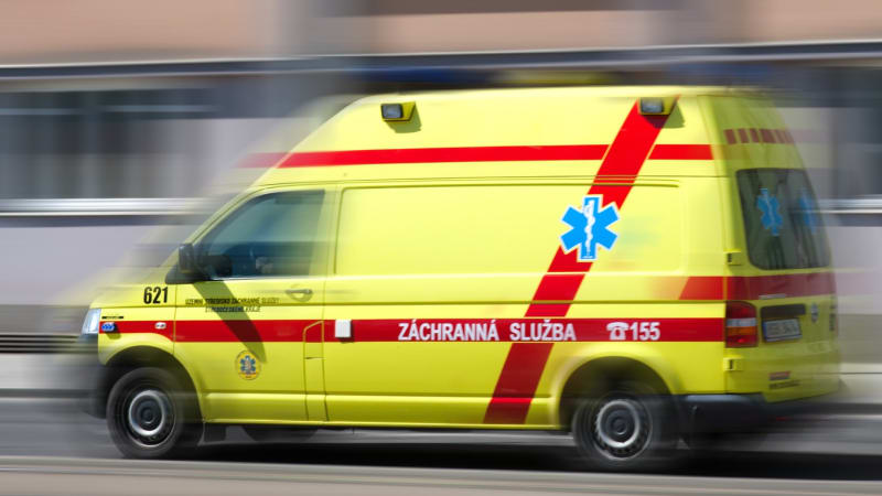 Auto srazilo v Kunraticích maminku s kočárkem a malou holčičkou. Řídil ho 81letý senior
