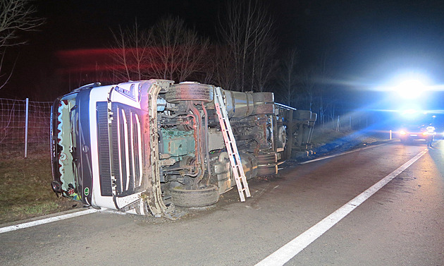 Stovky litrů nafty vytekly na D5 po nehodě kamionu, směr na Rozvadov stál