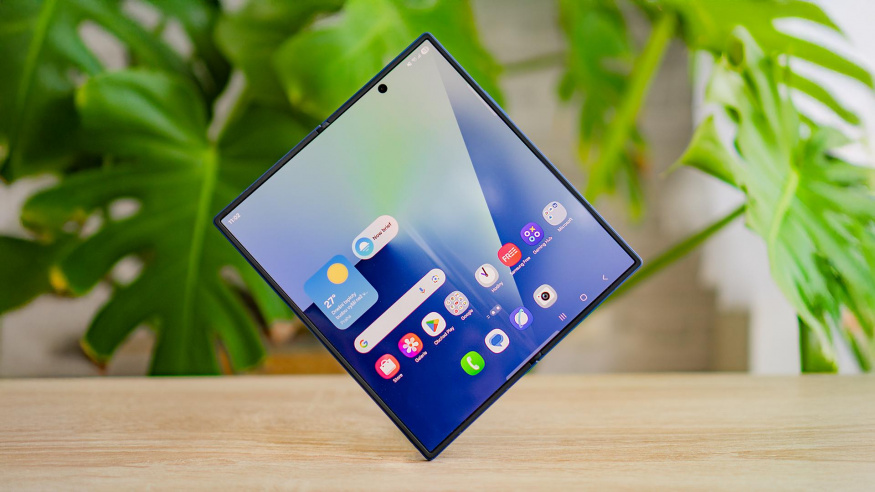 Samsung v prodeji skládaček klesl na třetí místo. Z Fold 7 ale dává naději na návrat