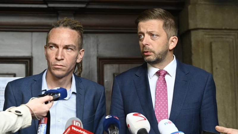 Není čas na „vládní židličky“: Pirátům se nelíbí ambice STAN. Kampaň je kampaň, vrátil Rakušan
