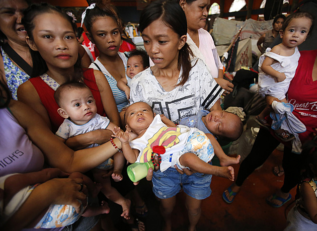 Mámou ve čtrnácti. Katolické Filipíny dělí těhotenství teenagerek, o sexu je nic neučí