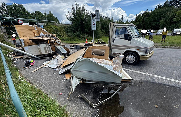 Nízké mosty v Písku jsou častou pastí pro dodávky, řidič tam očesal celý karavan