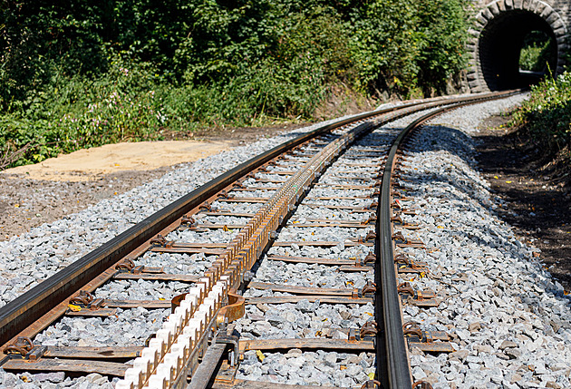 Nejstrmější trať v Česku má novou ozubnici, při montáži oživili dávné postupy