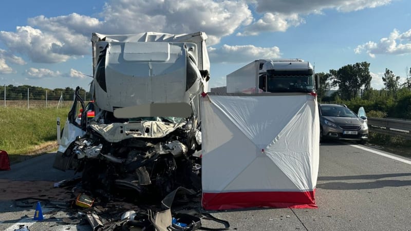 Srážka kamionu a dodávky na D2: Jeden z řidičů zemřel, policisté dálnici uzavřeli