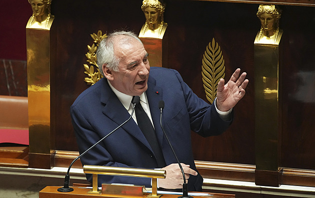 Ve Francii padla vláda. V těžce zadlužené zemi nechce ani pravice, ani levice šetřit