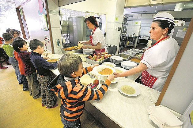 Kraji chybí 40 milionů na mzdy nepedagogů, řešení bude hledat s řediteli