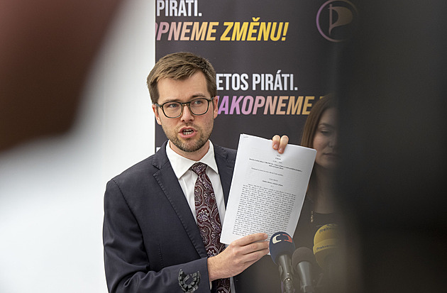 Prosím, opusťte řečniště, vyzvala Babiše šéfka Sněmovny. Tahá se s Bendou o mikrofon