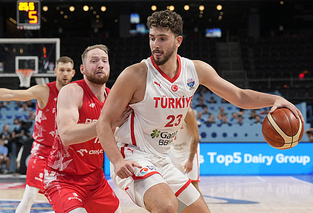 Polský nápor přišel pozdě, Sengün dotáhl Turky do evropského semifinále