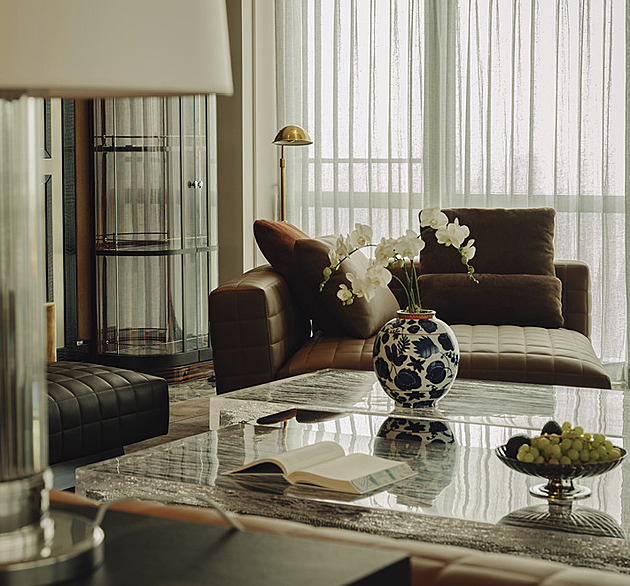 Luxusní penthouse v Číně zaplnil mramor i lustry ve stylu art deco