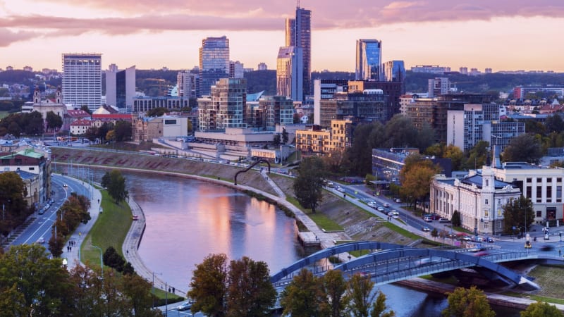 Výbuchy v litevském Vilniusu: Hoří vagony se zkapalněným plynem, hlásí hasiči