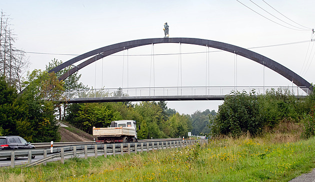 Na lávce je sebevrah, volají vyděšení řidiči policii. Mate je nová socha