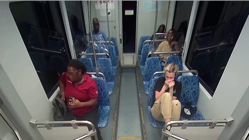 Otřesná scéna ve vlaku: Pobodanou Ukrajinku lidé točili, místo aby pomohli. Vykrvácela na zemi