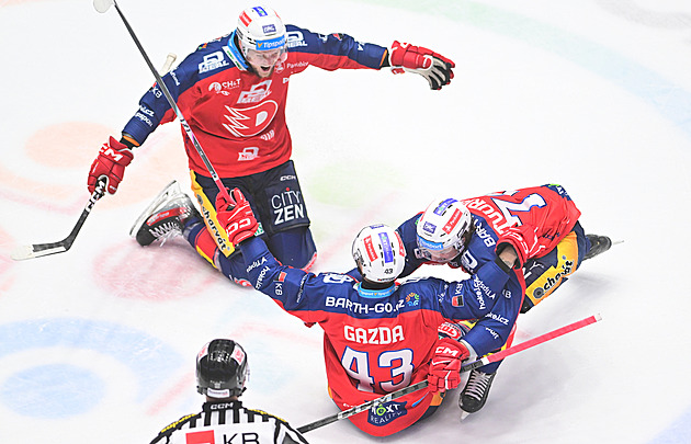 ONLINE: Pardubice deklasují Hradec, hosté měnili brankáře. Plzeň vede v Liberci