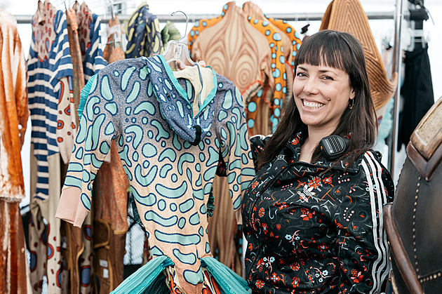 Pereme čtrnáct hodin. Knírků potřebujeme stovky, hlásí kostymérka Cirque du Soleil