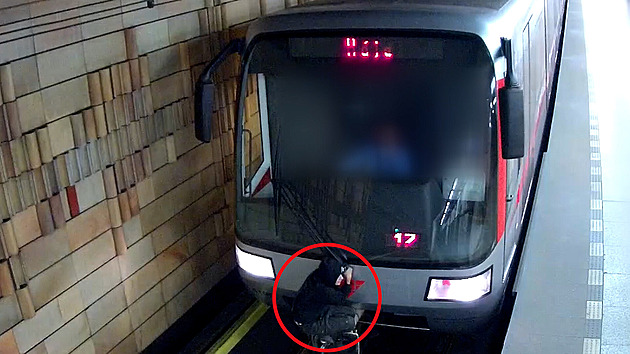 Jeden se vozil na spřáhle, další ho natáčel. Výtečníky z metra hledá policie