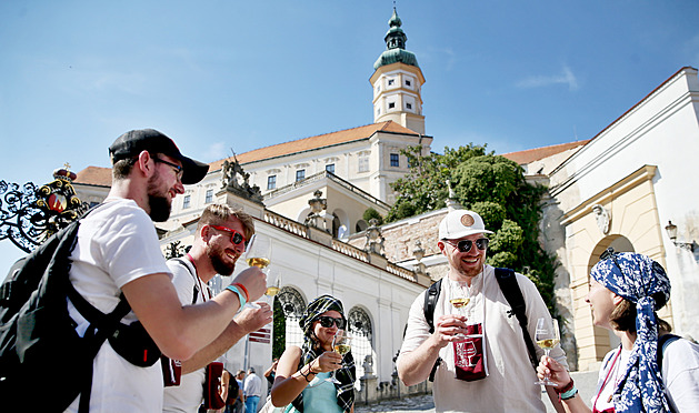 Povýšení dvorní dámy i neděle zdarma. Znojmo a Mikulov čekají obří vinobraní