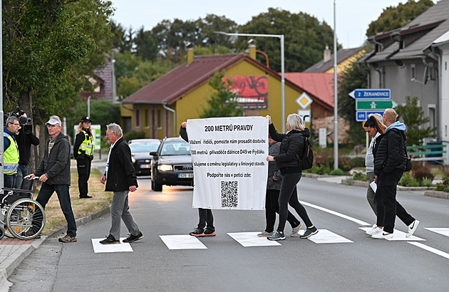 Přecházejí tam a zpět. Lidé na Kroměřížsku opět blokují silnici kvůli nedokončené D49