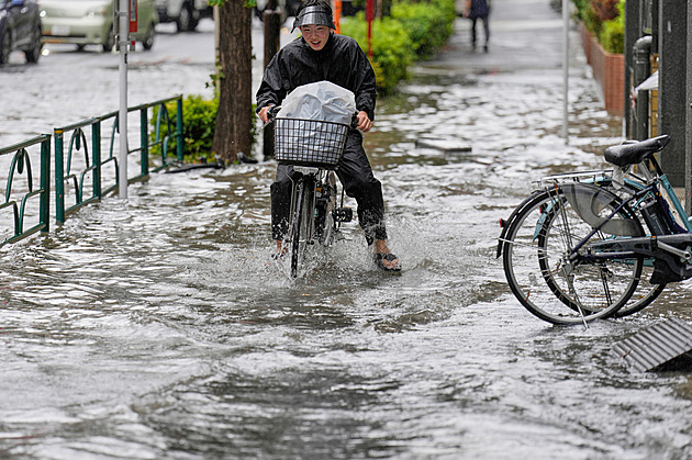 Průtrž mračen zaplavila ulice Tokia, ochromila leteckou a železniční dopravu