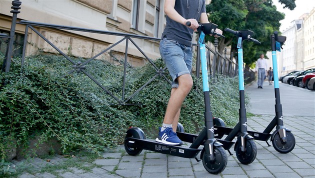 Překáží a ohrožují chodce. Praha od ledna zakáže sdílené elektrokoloběžky
