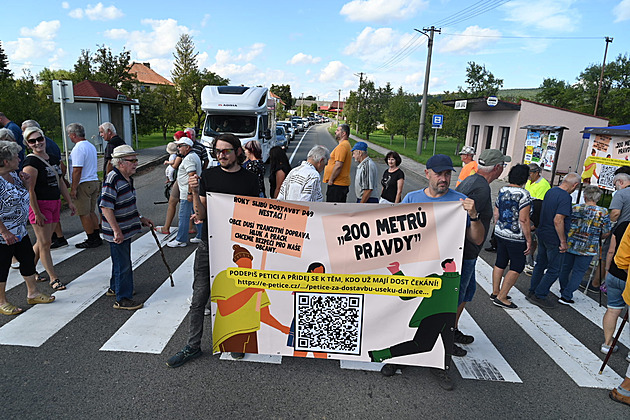Přecházeli tam a zpět. Lidé na Kroměřížsku opět blokovali silnici kvůli nedokončené D49