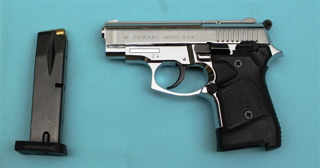 Muž doma zkoušel plynovou pistoli, prostřelil dveře svého i sousedního bytu