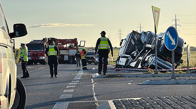 Osobák nedal na křižovatce přednost tahači. Srážka na Kladensku má dva mrtvé