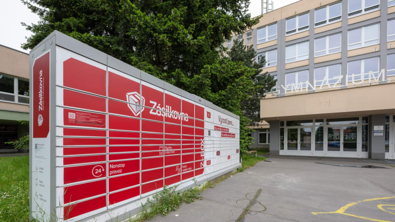 Zloděj v Praze se při otevírání boxů voněl a skládal Rubikovu kostku. Odnesl si stojan