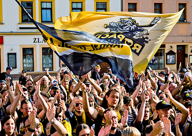 Fanoušci pochodovali městem a rozsvítili stadion. Litvínov nezhasne! skandovali