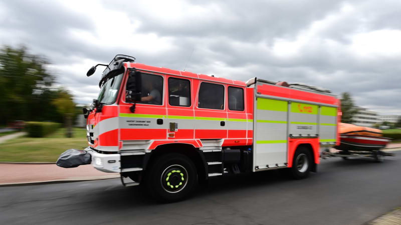 Evakuace v pražském Braníku: Hasiči bojují s rozsáhlým požárem. Pro obyvatele přijel autobus