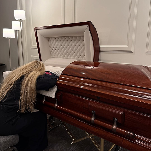 „Pane prezidente, Charlie vás miloval.“ Vdova po zastřeleném Kirkovi promluvila