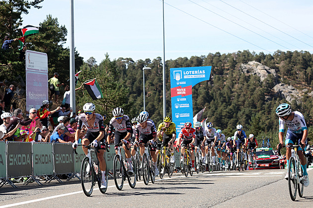 Vingegaard zničil soupeře a poveze dres lídra do Madridu. Drama obstarali aktivisté