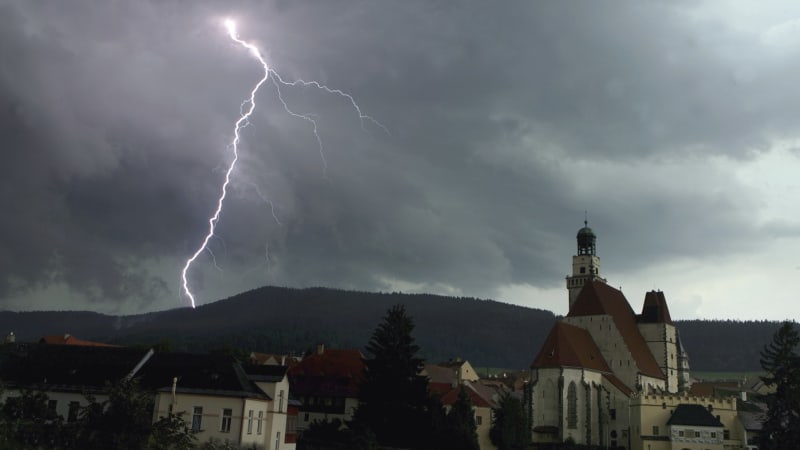 Českem se ženou bouřky. Hrozí kroupy, nárazy větru i přívalový déšť, varují meteorologové