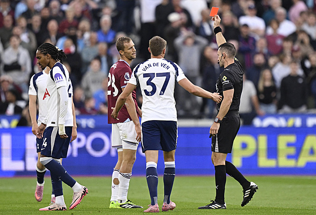 Krejčí při debutu v Premier League padl, Souček viděl červenou kartu za ostrý faul