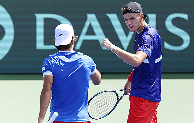 Davis Cup ONLINE: Po dvouhodinové pauze se opět hraje, Češi chtějí čtyřhru srovnat