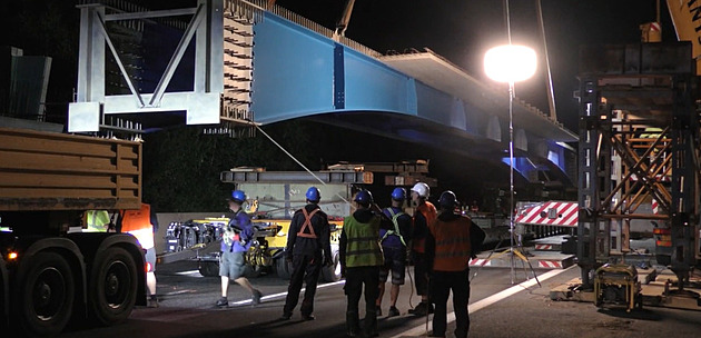 D11 u Jiren je kvůli stavbě mostu neprůjezdná, práce zpomalilo počasí i nehoda