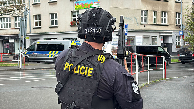 V Krči zasahovali policisté i vyjednavač. Muž před nimi utekl na střechu
