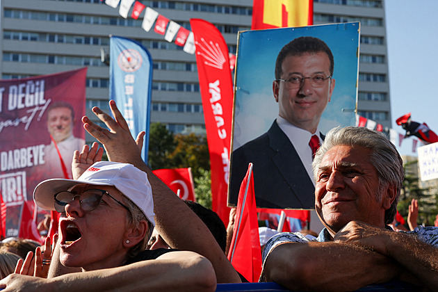 Turci vyjádřili nespokojenost s Erdoganem. Na protest přišlo přes 50 tisíc lidí