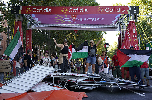 Vuelta končila v chaosu. Protestující se dostali na trať, peloton do cíle nedojel