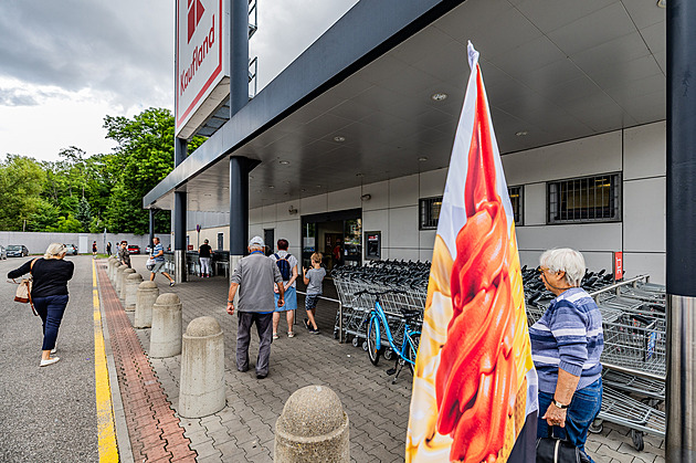 Dvůr Králové tlačí opilce od marketů, Trutnov zakázal popíjení v centru