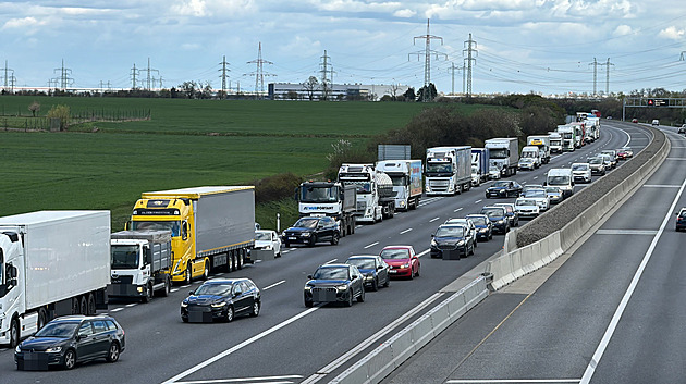 Nehoda kamionů uzavřela Cholupický tunel. Místo objeďte, doporučuje policie