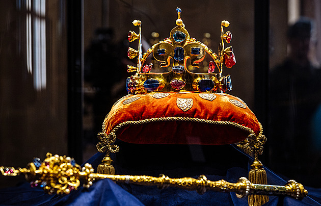Vyzvedávají korunovační klenoty, jeden z důležitých klíčníků však nečekaně chybí