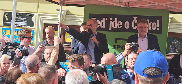 Premiér Fiala přijel na Ostravsko. Táhni na Západ, pokřikovali na něj lidé