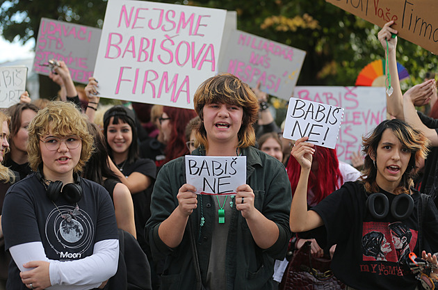 Babiše už ne! skandovala mládež. Stejní fanatici jako ten, co mě praštil, reagoval