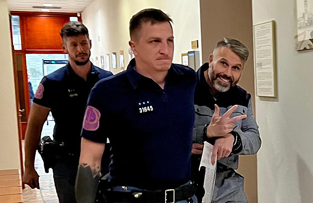 Potopená loď i bití klackem. Muže viní z útoku na porybného, u soudu hýří úsměvy