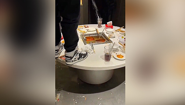 Mladíci močili do vývaru. Tisíce hostů restaurace v Číně mají nárok na odškodné