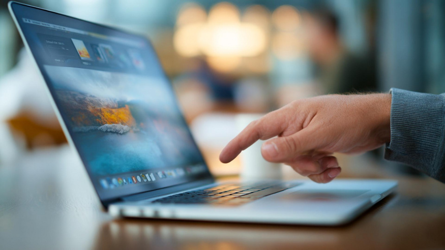 Další MacBook Pro bude mít dotykový displej, potvrdil uznávaný zdroj. Kdy se dočkáme?