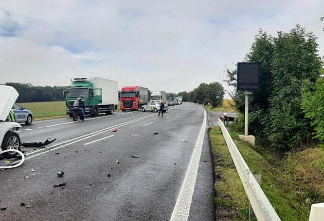 Čelní střet dvou aut u Mohelnice. Hasiči vyprošťovali zaklíněnou ženu