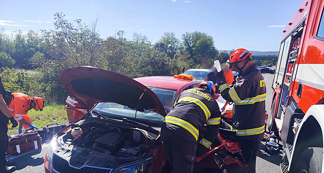 Před Znojmem se srazil autobus s osobním autem, jeho řidičku vyprostili hasiči