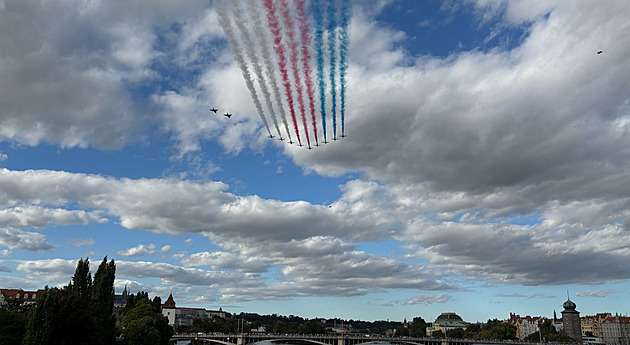 Mosty v centru Prahy jsou obsypané lidmi. Prahou přelétly unikátní stíhačky