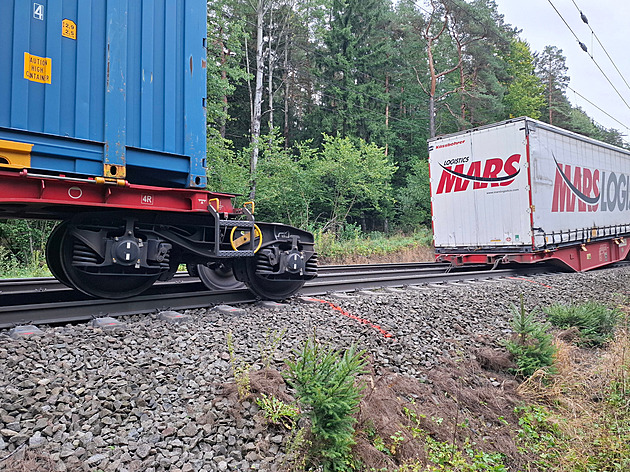 U České Třebové v noci vykolejil vagon nákladního vlaku, poškozená je i trať